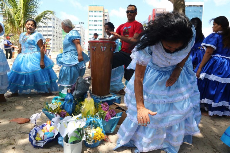 Oferendas foram entregues nesta sexta-feira, na orla da Pajuçara