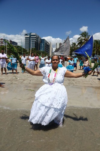 Oferendas foram entregues nesta sexta-feira, na orla da Pajuçara