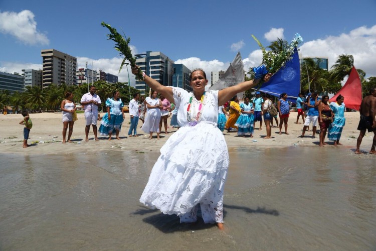 Oferendas foram entregues nesta sexta-feira, na orla da Pajuçara