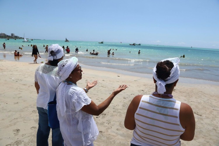 Oferendas foram entregues nesta sexta-feira, na orla da Pajuçara