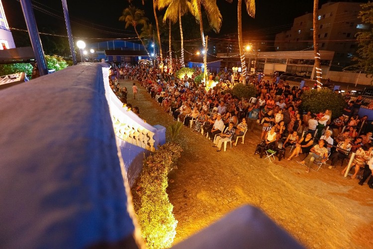 Escadarias do Lar São Domingos recebem crianças para o 'Concerto de Natal'