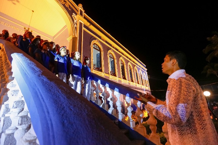 Escadarias do Lar São Domingos recebem crianças para o 'Concerto de Natal'
