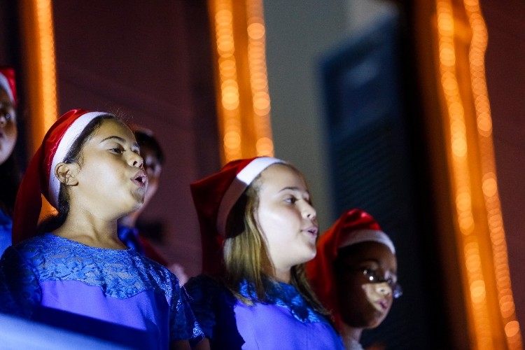Escadarias do Lar São Domingos recebem crianças para o 'Concerto de Natal'