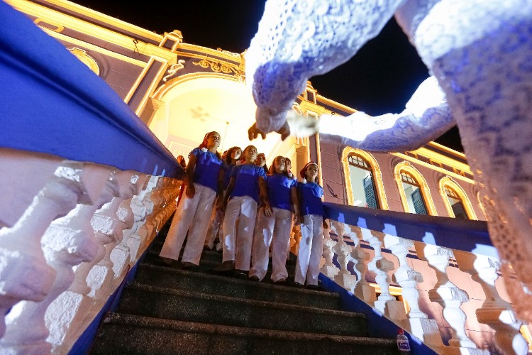Escadarias do Lar São Domingos recebem crianças para o 'Concerto de Natal'