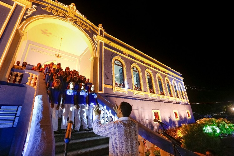 Escadarias do Lar São Domingos recebem crianças para o 'Concerto de Natal'
