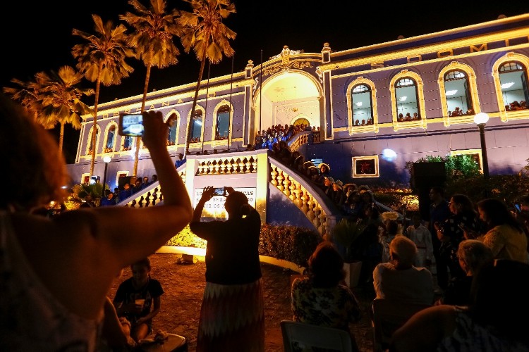 Escadarias do Lar São Domingos recebem crianças para o 'Concerto de Natal'