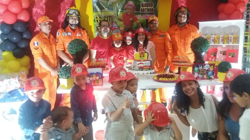 Criança de cinco anos é apaixonada pela corporação e teve festa com o tema
