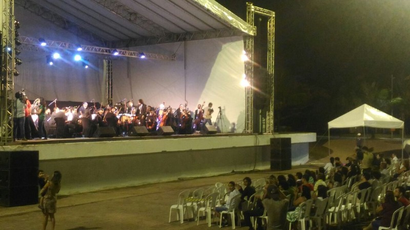 Orquestra Filarmônica de Alagoas faz apresentação ao público em concerto e Natal, na praça Multieven