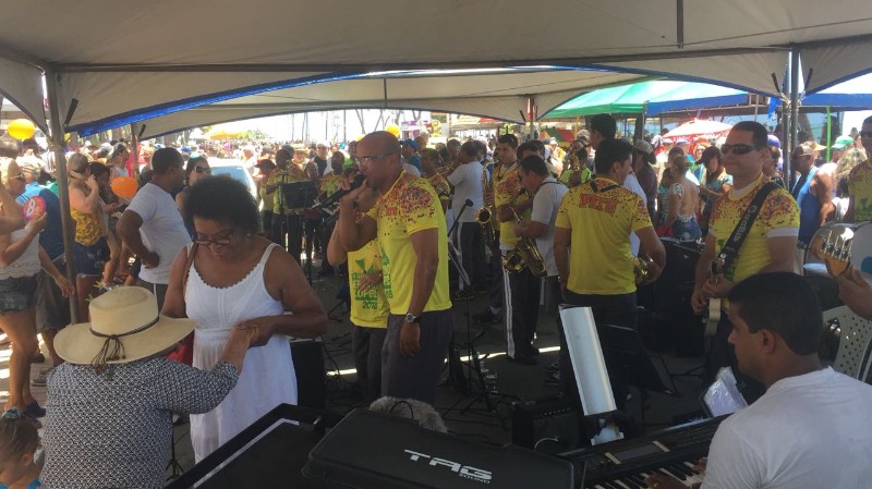 Abertura das prévias carnavalescas aconteceu na rua fechada da Ponta Verde