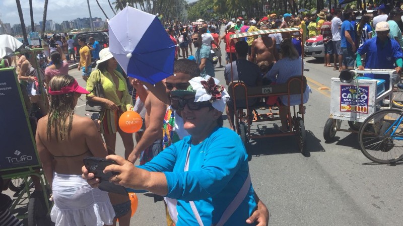 Abertura das prévias carnavalescas aconteceu na rua fechada da Ponta Verde