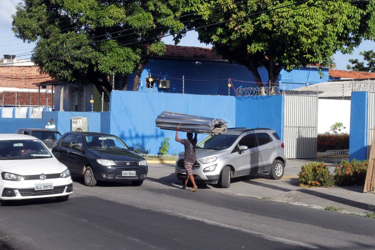 Imóvel onde funcionava hipermercado estava sendo alvo da ação de vândalos