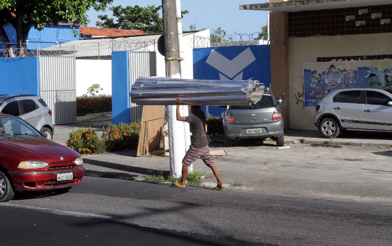Imóvel onde funcionava hipermercado estava sendo alvo da ação de vândalos