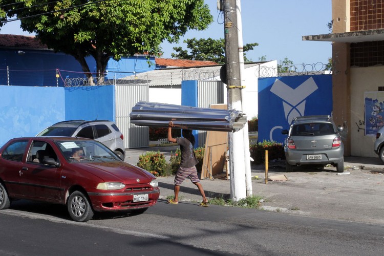 Imóvel onde funcionava hipermercado estava sendo alvo da ação de vândalos
