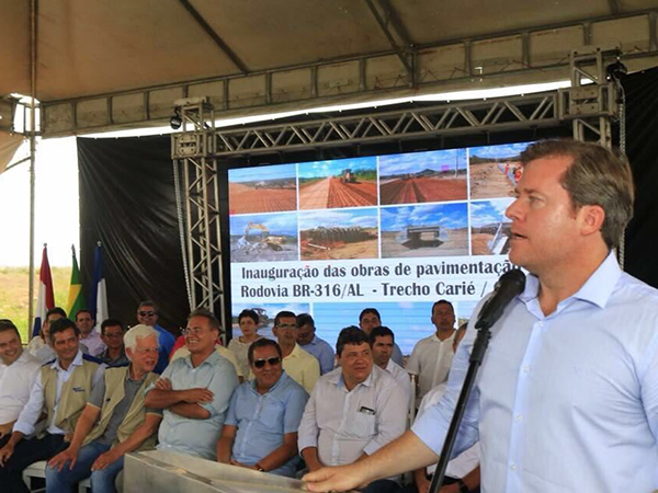 Ministro dos Transportes inaugura trecho da rodovia BR-316 no Sertão de Alagoas. Obras contam ao tod
