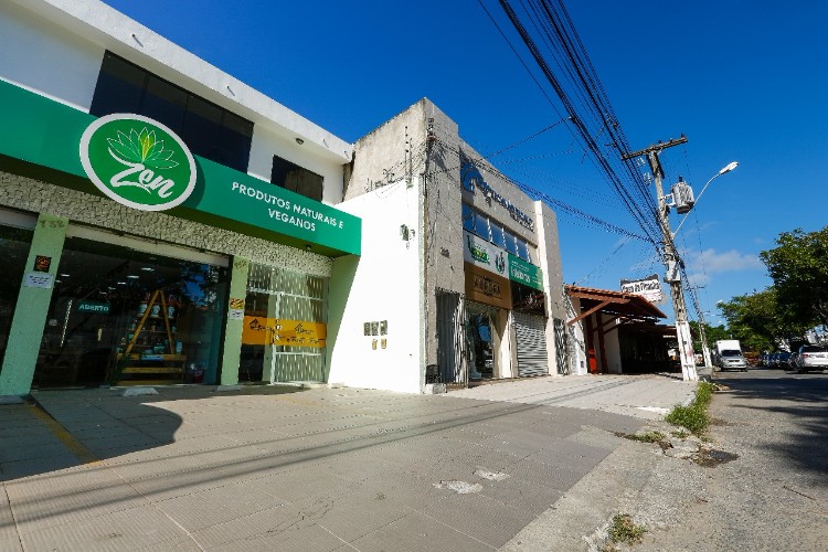 Comerciantes reclamam dos prejuízos provocados por obra de saneamento básico