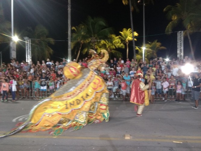 Terceira noite do carnaval de Maceió foi marcado pelo desfile de Bois na Ponta Verde