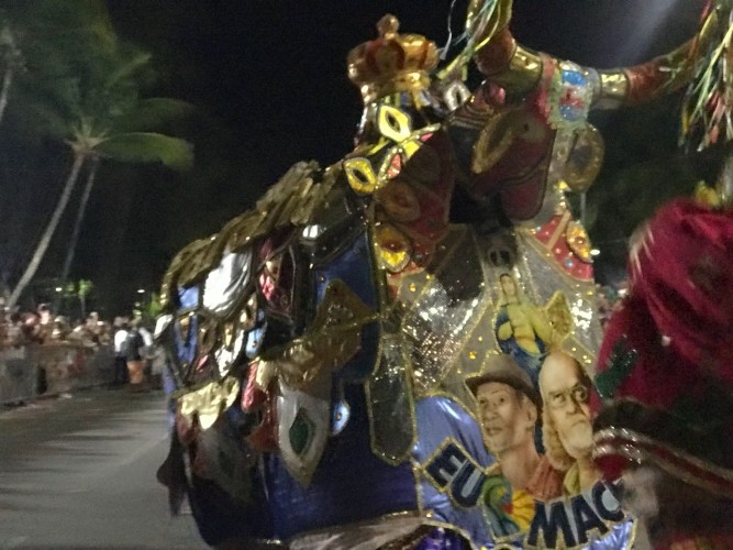Terceira noite do carnaval de Maceió foi marcado pelo desfile de Bois na Ponta Verde