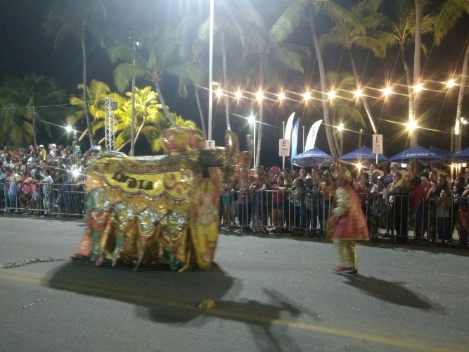 Terceira noite do carnaval de Maceió foi marcado pelo desfile de Bois na Ponta Verde