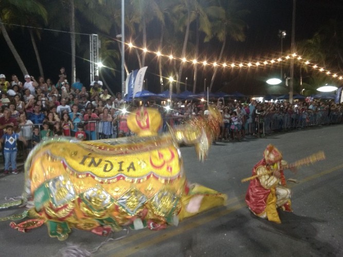 Terceira noite do carnaval de Maceió foi marcado pelo desfile de Bois na Ponta Verde