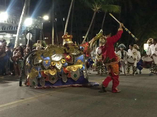 Terceira noite do carnaval de Maceió foi marcado pelo desfile de Bois na Ponta Verde