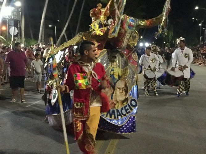 Terceira noite do carnaval de Maceió foi marcado pelo desfile de Bois na Ponta Verde