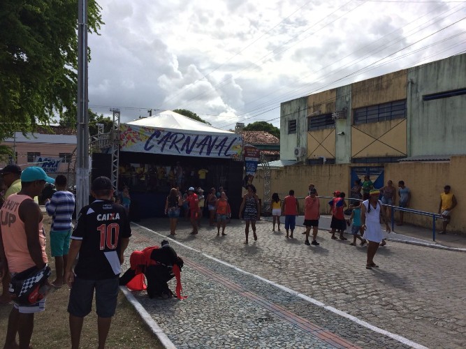 Moradores do Pontal da Barra e do Bebedouro fizeram festa com blocos de rua e atrações musicais