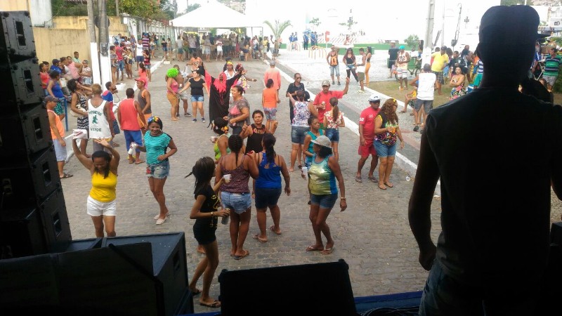 Moradores do Pontal da Barra e do Bebedouro fizeram festa com blocos de rua e atrações musicais