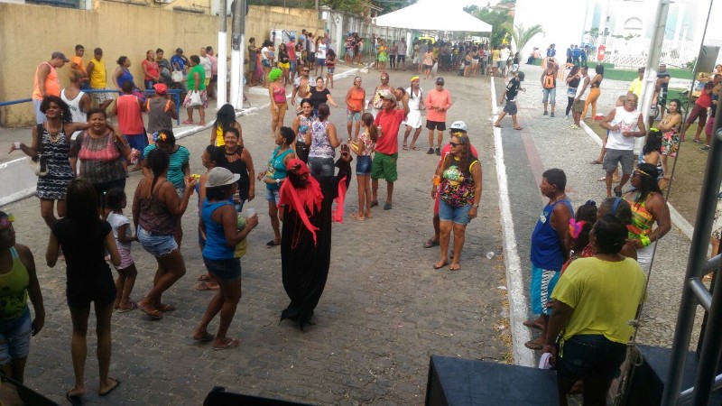 Moradores do Pontal da Barra e do Bebedouro fizeram festa com blocos de rua e atrações musicais