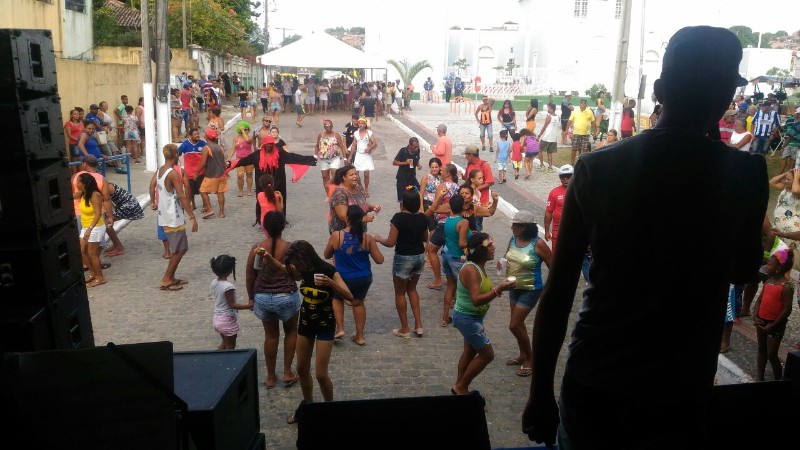 Moradores do Pontal da Barra e do Bebedouro fizeram festa com blocos de rua e atrações musicais