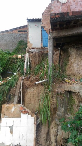 Casa desaba na Grota do Pau D`Arco, no Jacintinho 