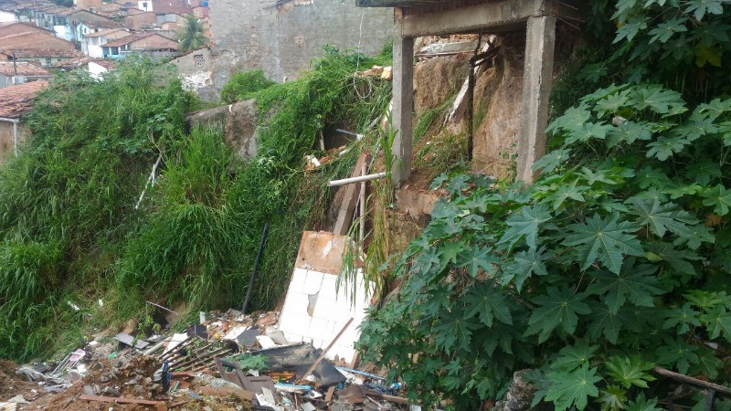 Casa desaba na Grota do Pau D`Arco, no Jacintinho 