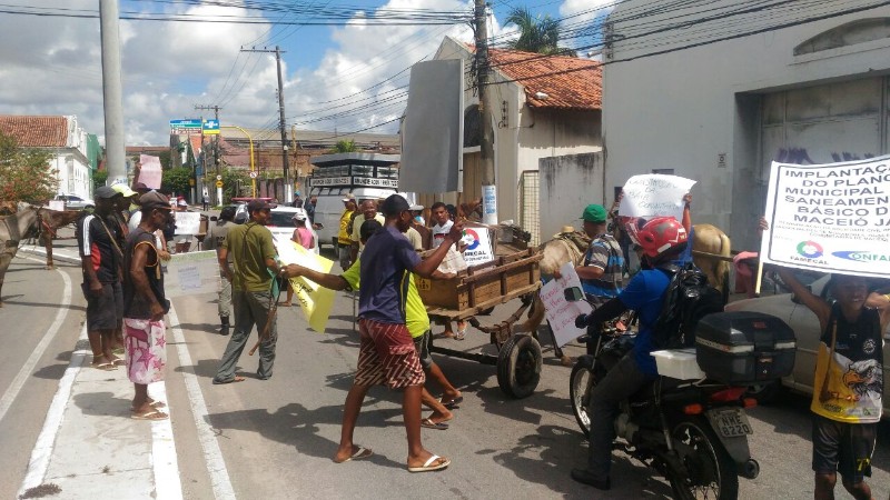 Cerca de 20 carroceiros pedem melhorias no saneamento básico e construção de baias