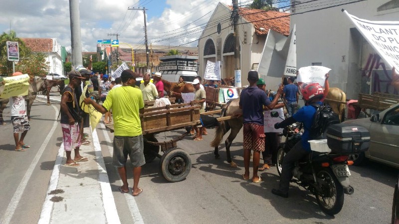 Cerca de 20 carroceiros pedem melhorias no saneamento básico e construção de baias