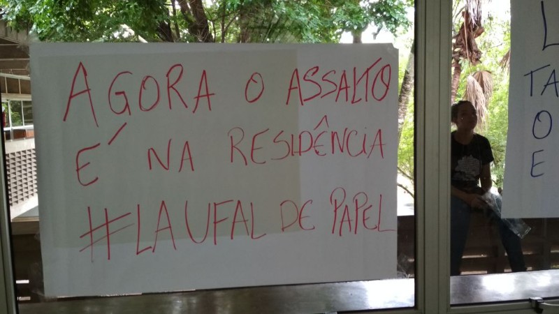 Grupo aguarda reunião com reitora da universidade