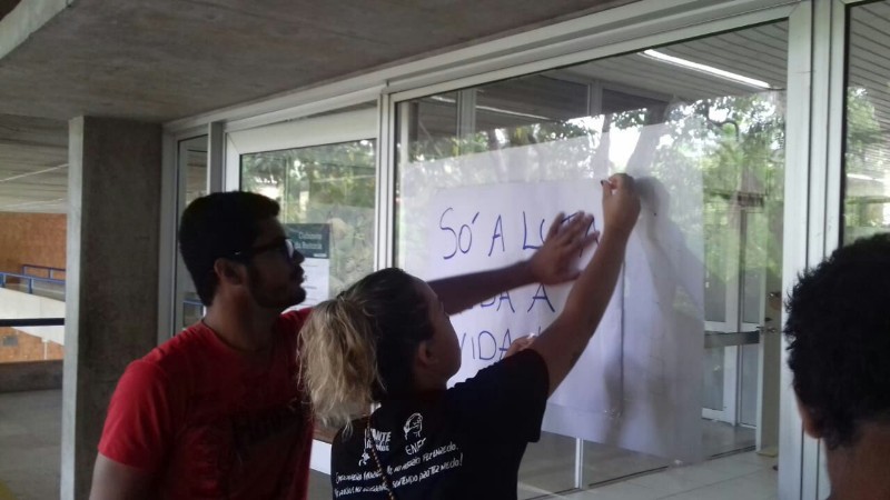 Grupo aguarda reunião com reitora da universidade