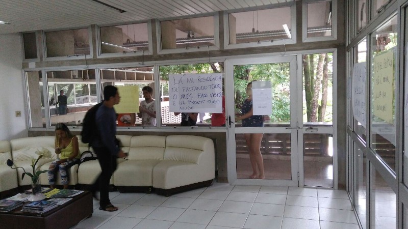 Grupo aguarda reunião com reitora da universidade