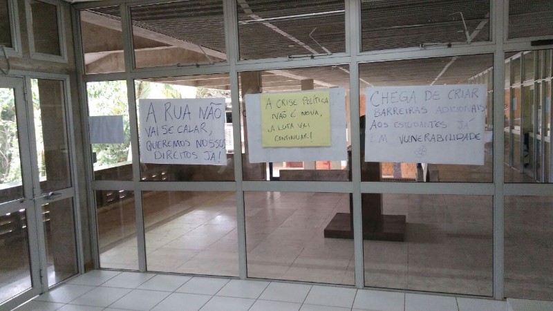 Grupo aguarda reunião com reitora da universidade