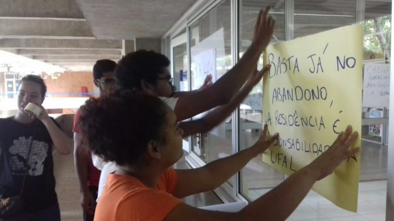Grupo aguarda reunião com reitora da universidade