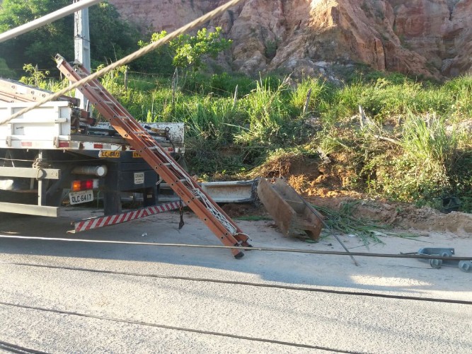 Carro capota na Avenida Pierre Chalita e derruba poste