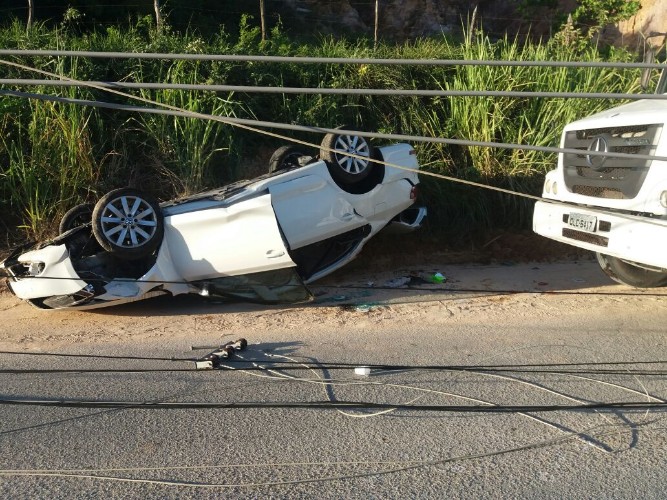 Carro capota na Avenida Pierre Chalita e derruba poste