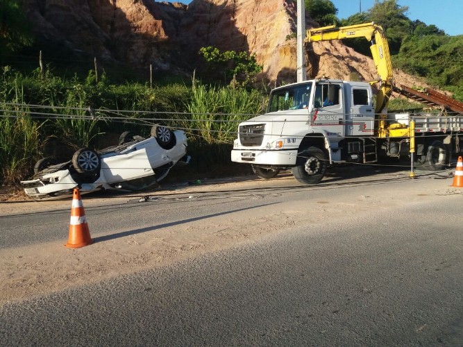 Carro capota na Avenida Pierre Chalita e derruba poste