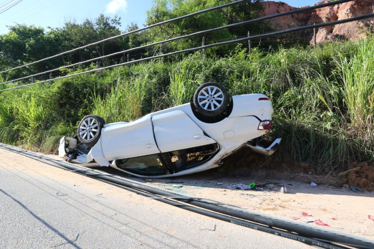 Carro capota na Avenida Pierre Chalita e derruba poste