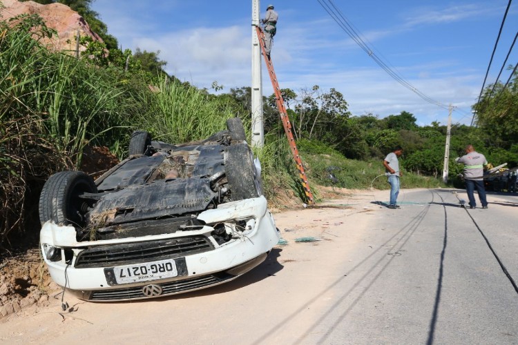 Carro capota na Avenida Pierre Chalita e derruba poste
