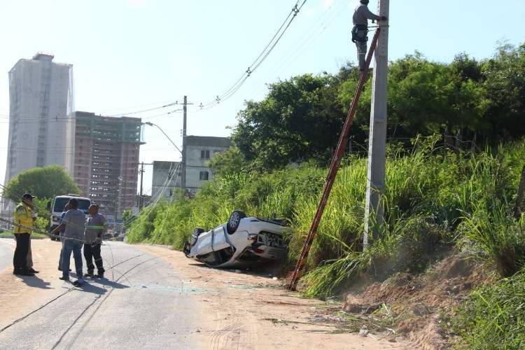 Carro capota na Avenida Pierre Chalita e derruba poste
