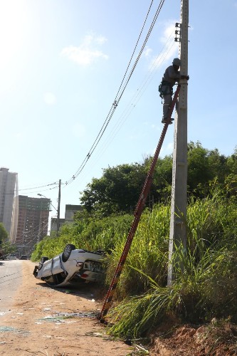 Carro capota na Avenida Pierre Chalita e derruba poste