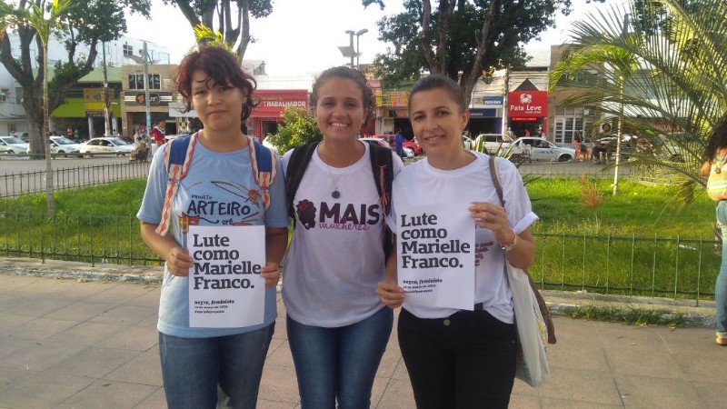 Com panfletos e cartazes, manifestantes tomaram conta da Praça Deodoro, no Centro