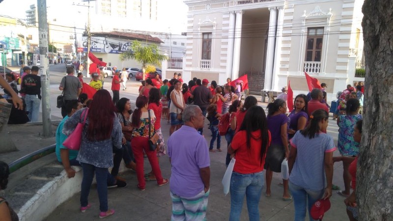 Com panfletos e cartazes, manifestantes tomaram conta da Praça Deodoro, no Centro
