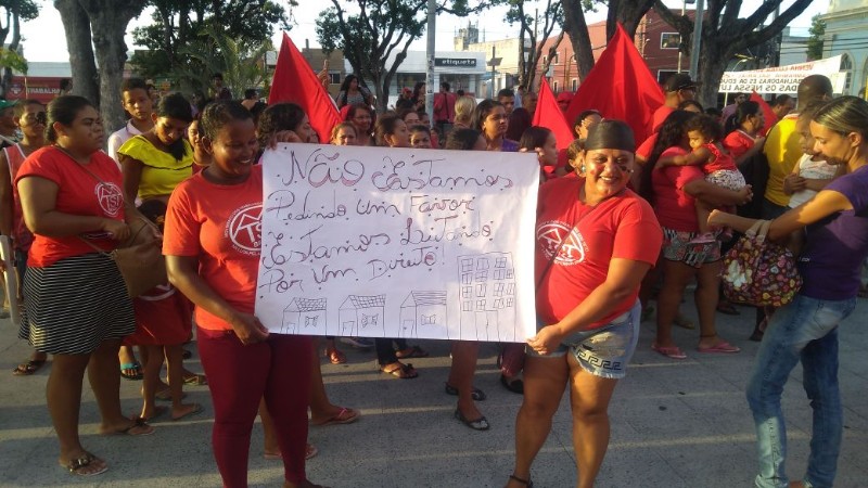 Com panfletos e cartazes, manifestantes tomaram conta da Praça Deodoro, no Centro
