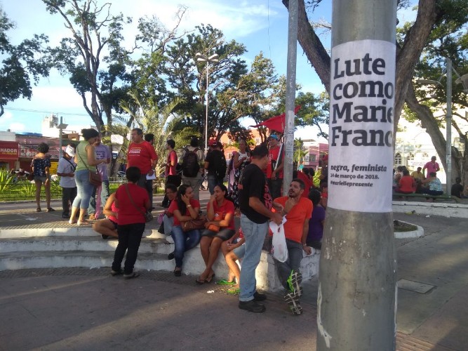 Com panfletos e cartazes, manifestantes tomaram conta da Praça Deodoro, no Centro