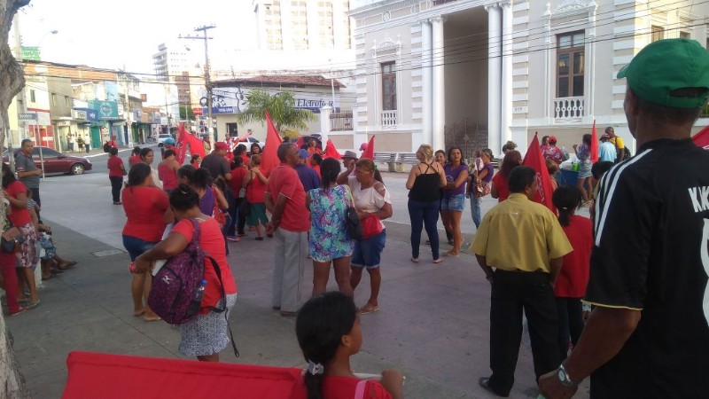 Com panfletos e cartazes, manifestantes tomaram conta da Praça Deodoro, no Centro